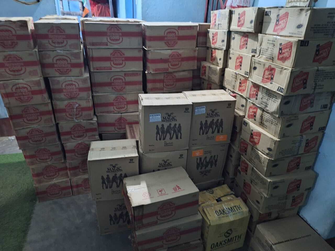 पुलिस ने पिकअप वैन से भारी मात्रा में विदेशी शराब किया बरामद