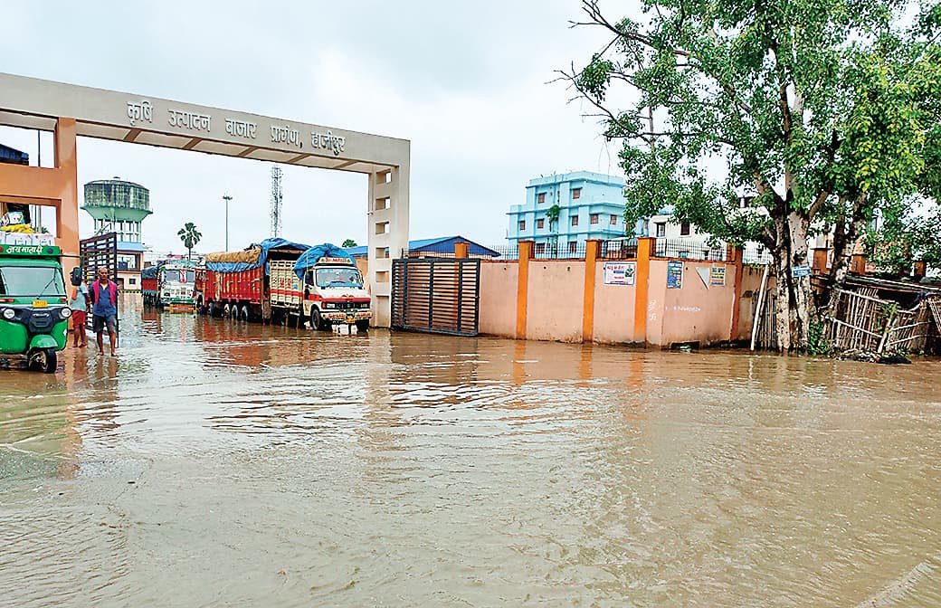 Hajipur News : बारिश से शहर डूबा, बाजार व यातायात पर असर