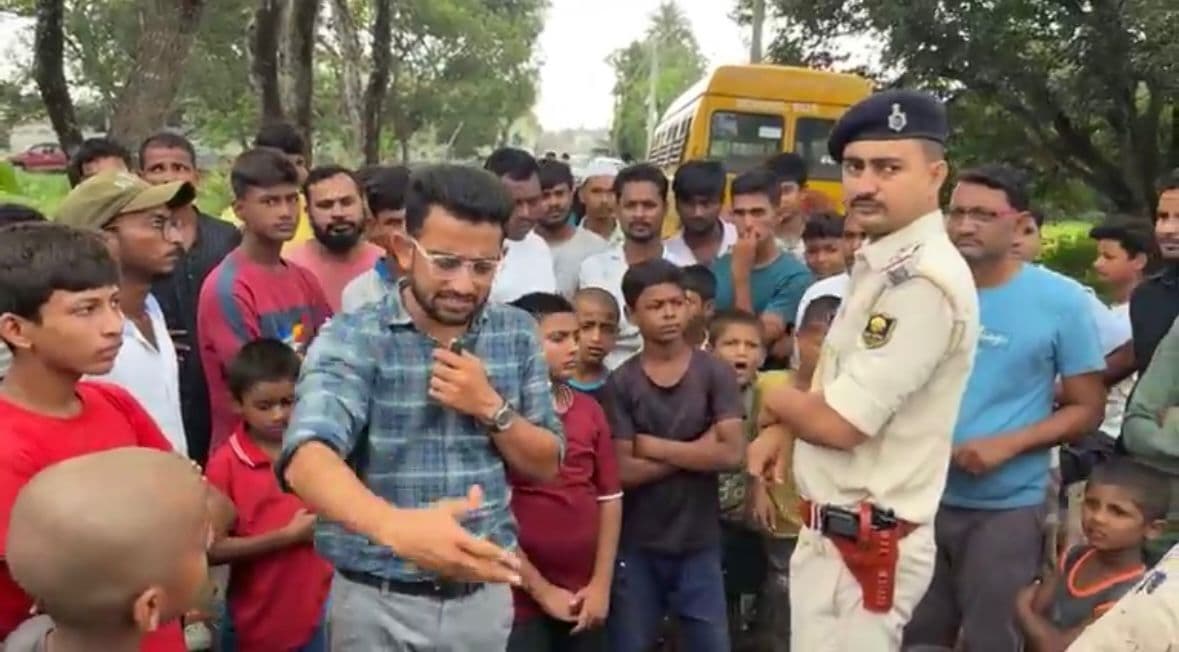Madhubani News : ग्रामीणों ने बिस्फी-नरसाम पथ किया जाम