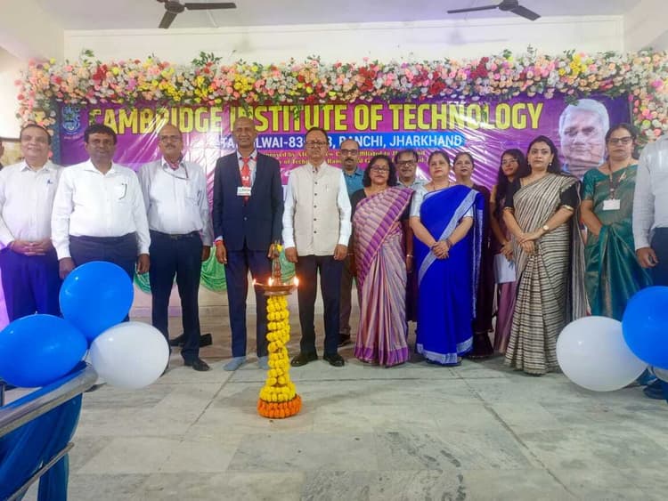 विद्यार्थी लक्ष्य निर्धारित कर निरंतर प्रयास करें : डॉ डीके सिंह