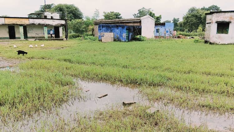 Chaibasa News : मवि सिकिदीकी की छत जर्जर, मैदान में जलजमाव