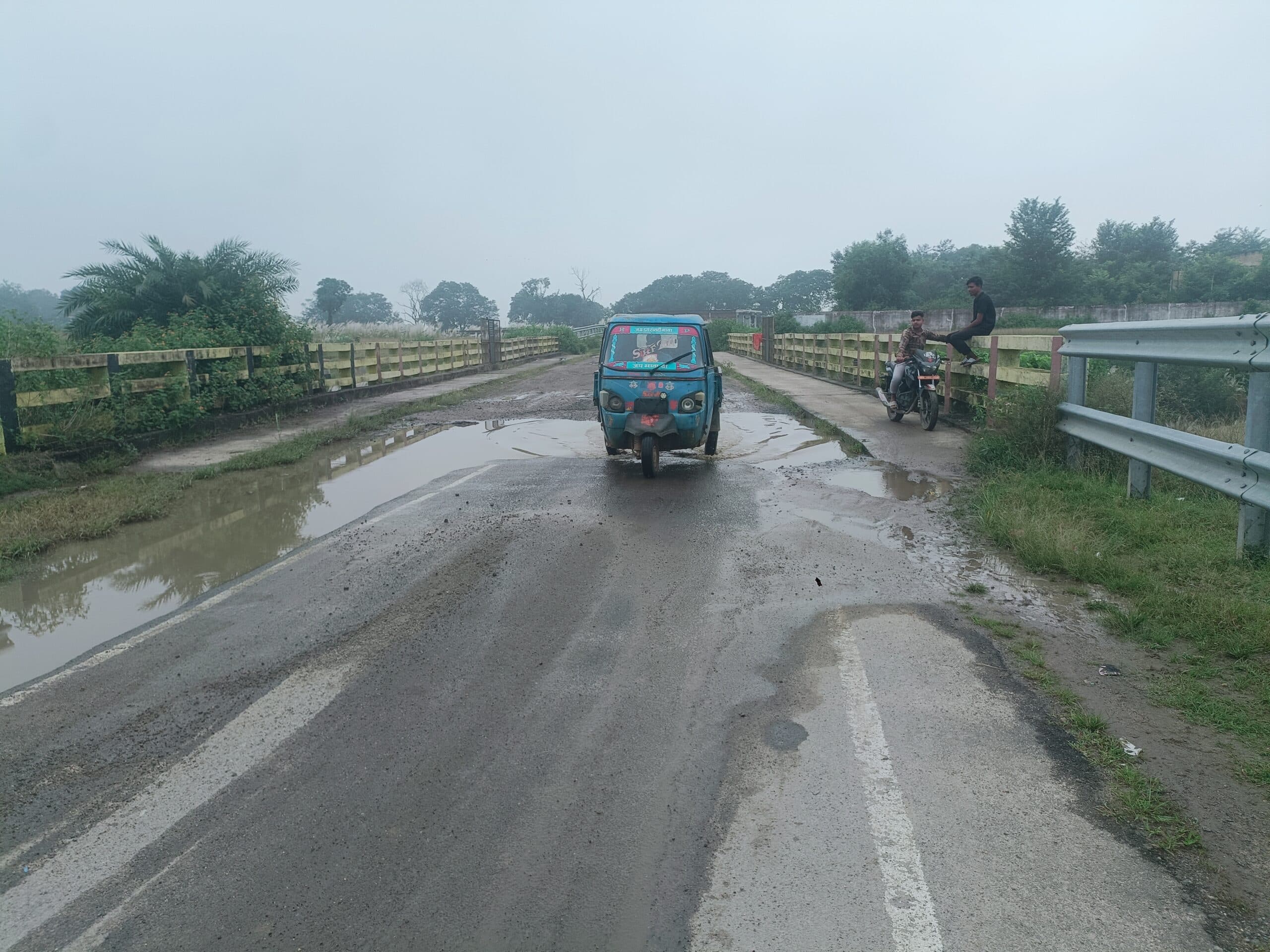 जमुआ रेलवेब्रिज के उपर बनी सड़क जर्जर, हादसे की आशंका