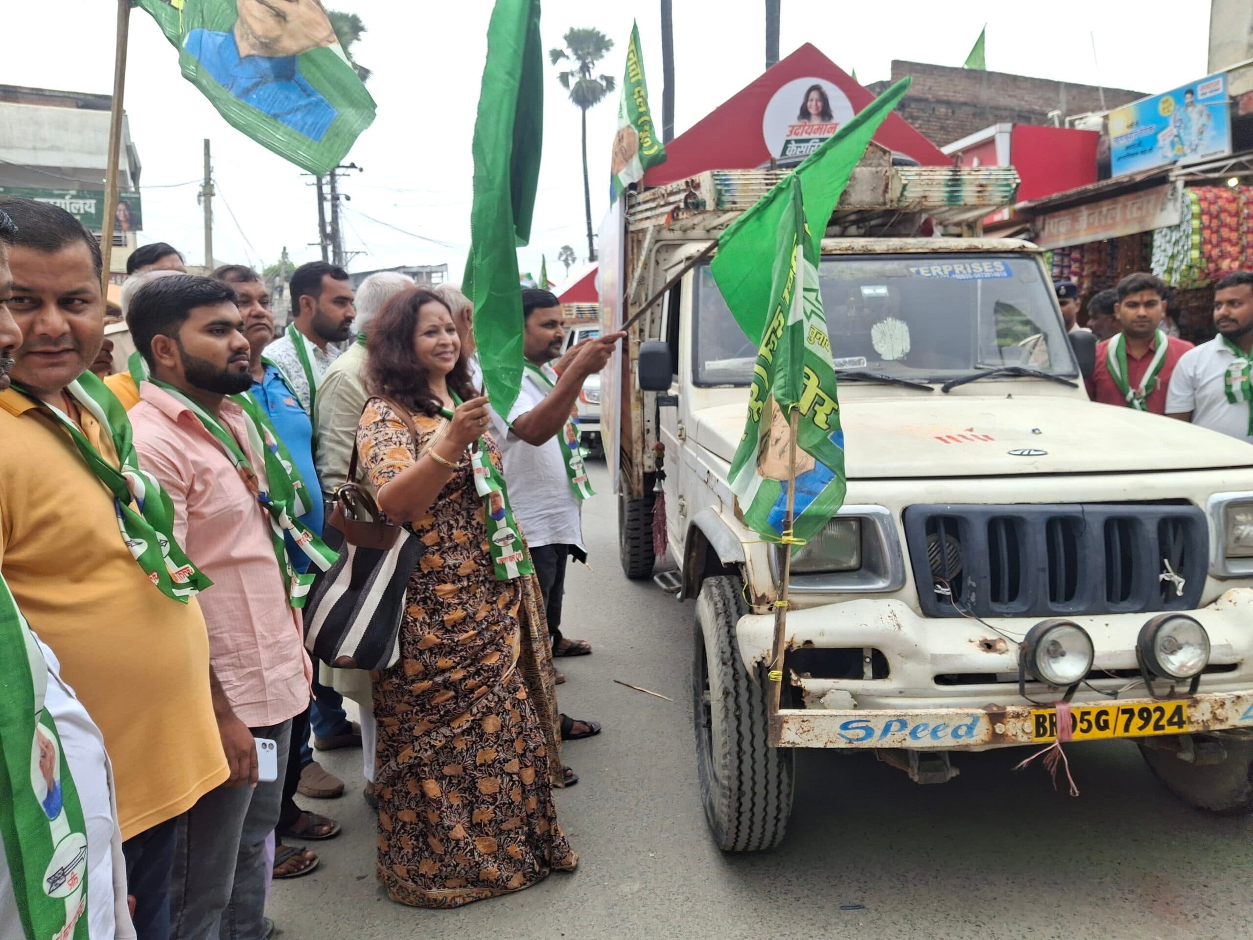 Motihari: मोदी के जन्मदिन पर विधायक ने प्रचार रथ को दिखाई हरी झंडी