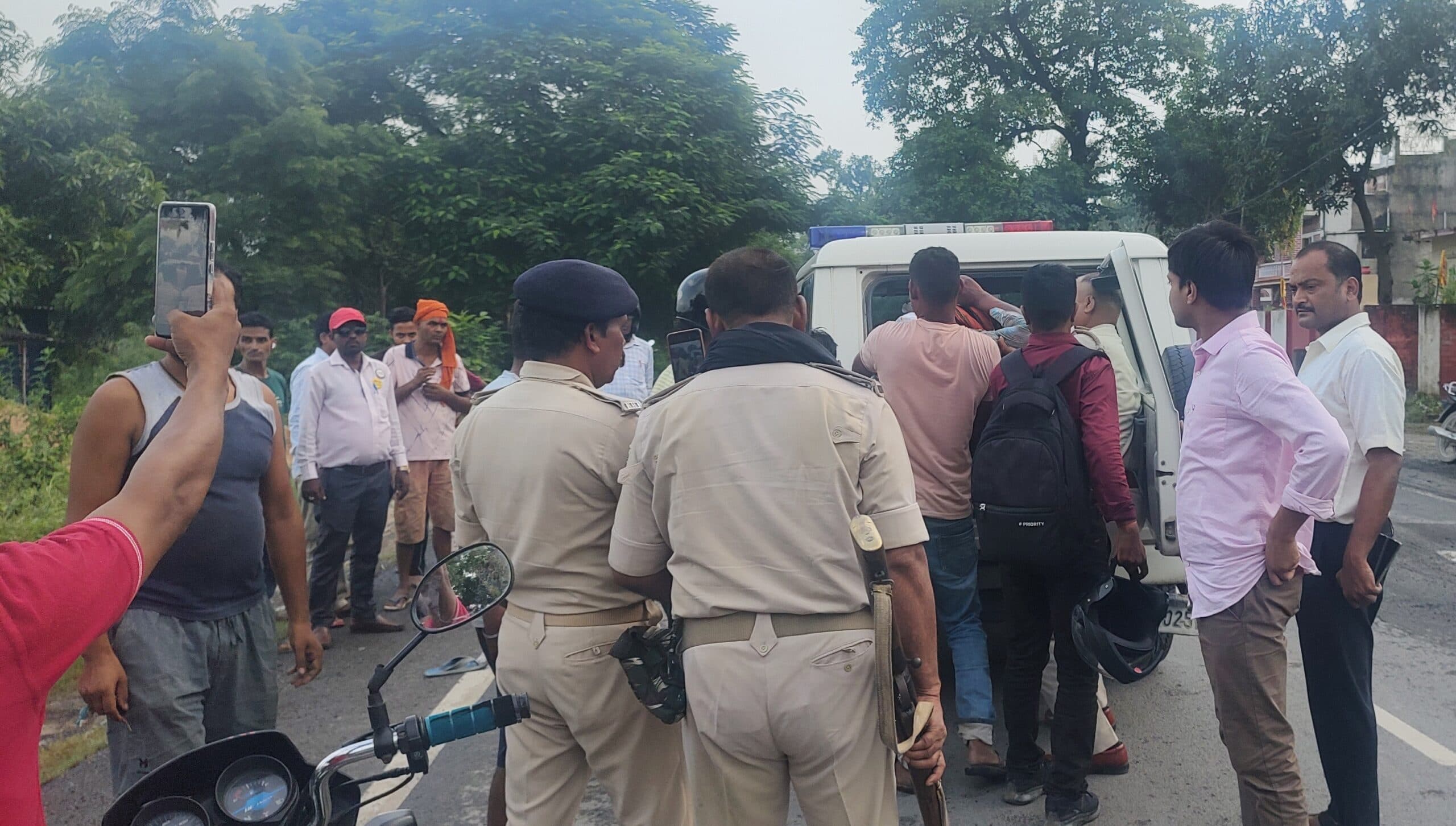 saran news. ट्रक की चपेट में आने से बाइक सवार युवक गंभीर रूप से घायल