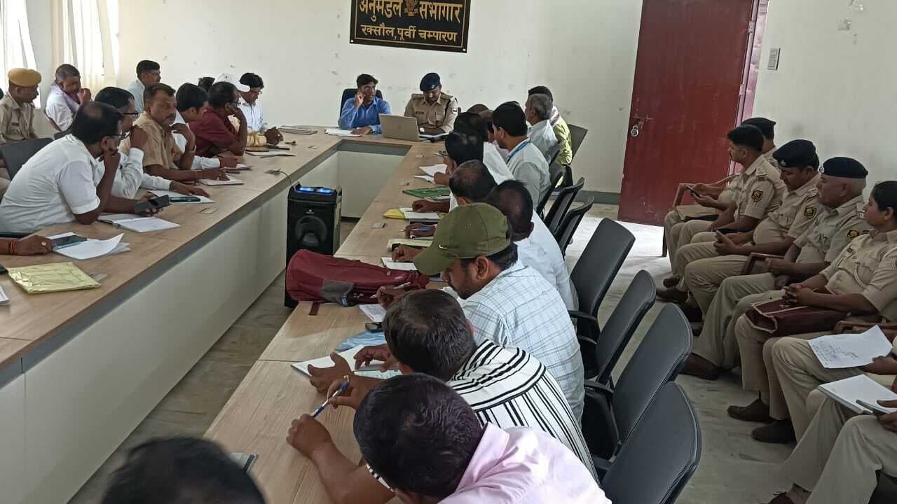 Motihari: बूथों का भौतिक सत्यापन कर रिपोर्ट अनुमंडल में जमा करने का निर्देश