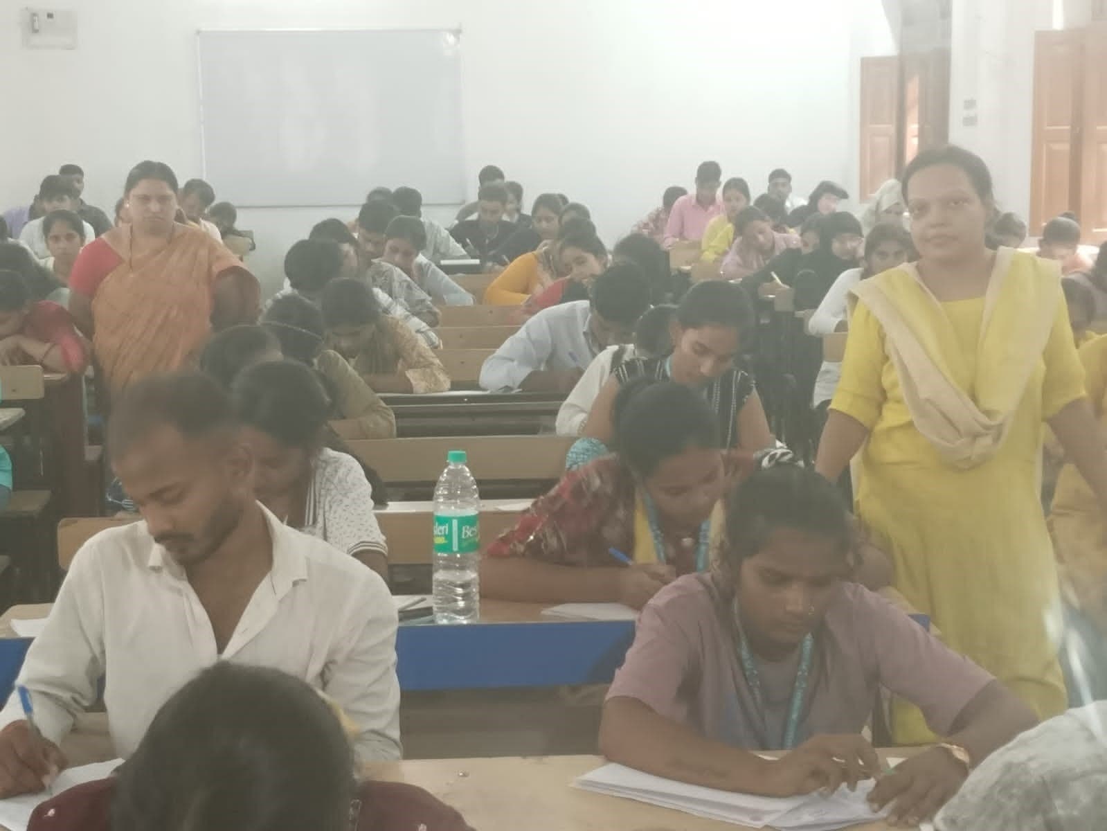 Motihri: पांच केंद्रों पर स्नातक सेकेंड सेमेस्टर की परीक्षा शुरू