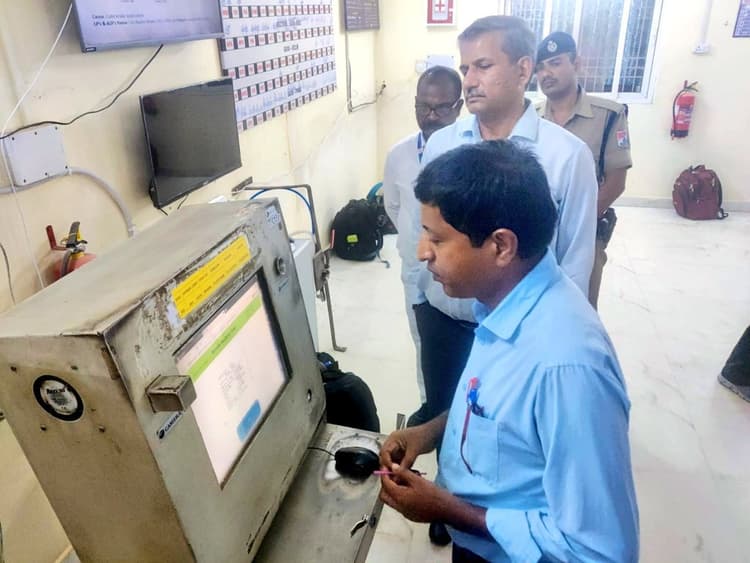 डीआरएम ने रनिंग स्टाफ से बात कर सुनीं समस्याएं