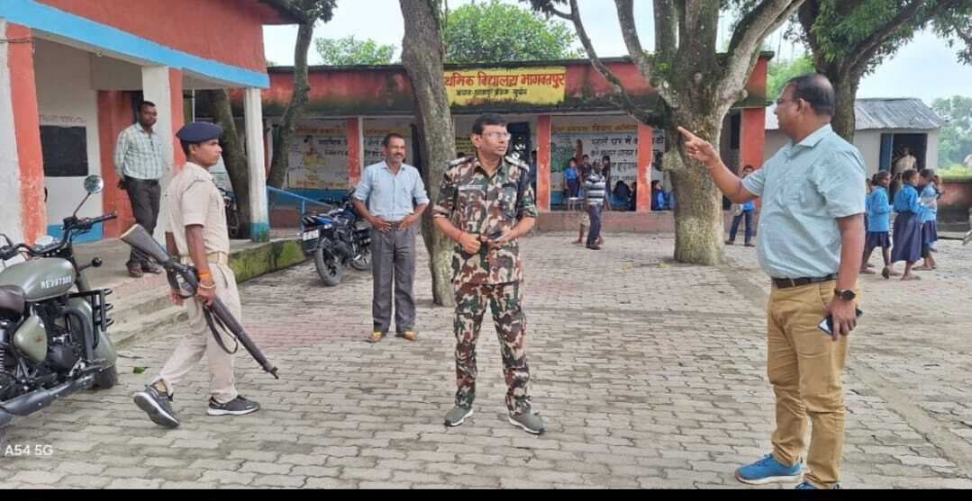 मतदान केंद्रों का एसडीएम ने किया भौतिक सत्यापन, बुनियादी सुविधाओं का किया पड़ताल