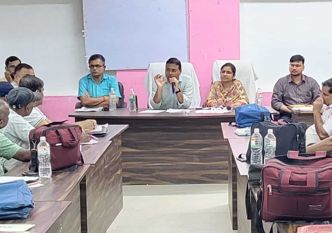 मरौना प्रखंड में विशेष गहन पुनरीक्षण कार्य की समीक्षा, बीएलओ को समय पर कार्य पूर्ण करने का निर्देश