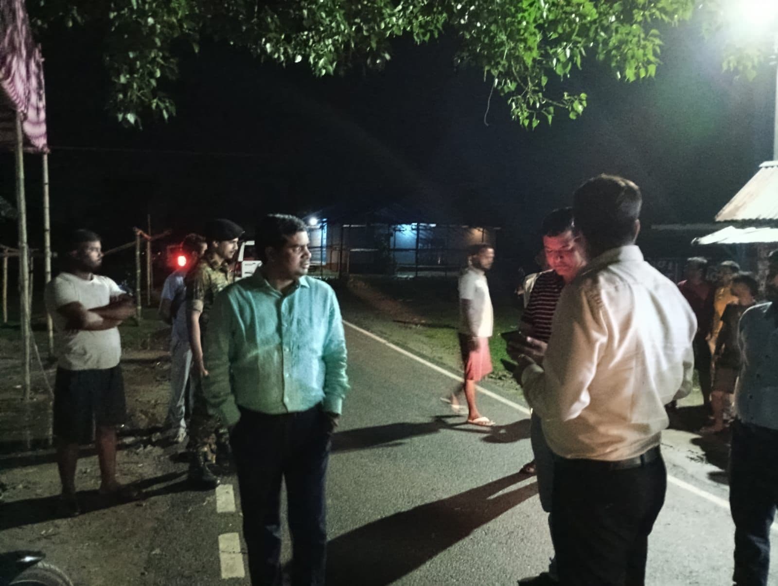 परसाही गांव का डीएम ने किया निरीक्षण, महिला रोजगार योजना की प्रगति पर जताया संतोष