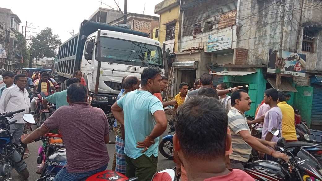 नो एंट्री में घुसा भारी वाहन, छात्र बाल-बाल बचा, आक्रोश में रोड जाम