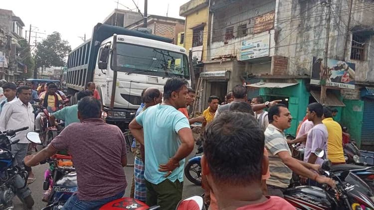 नो एंट्री में घुसा भारी वाहन, छात्र बाल-बाल बचा, आक्रोश में रोड जाम