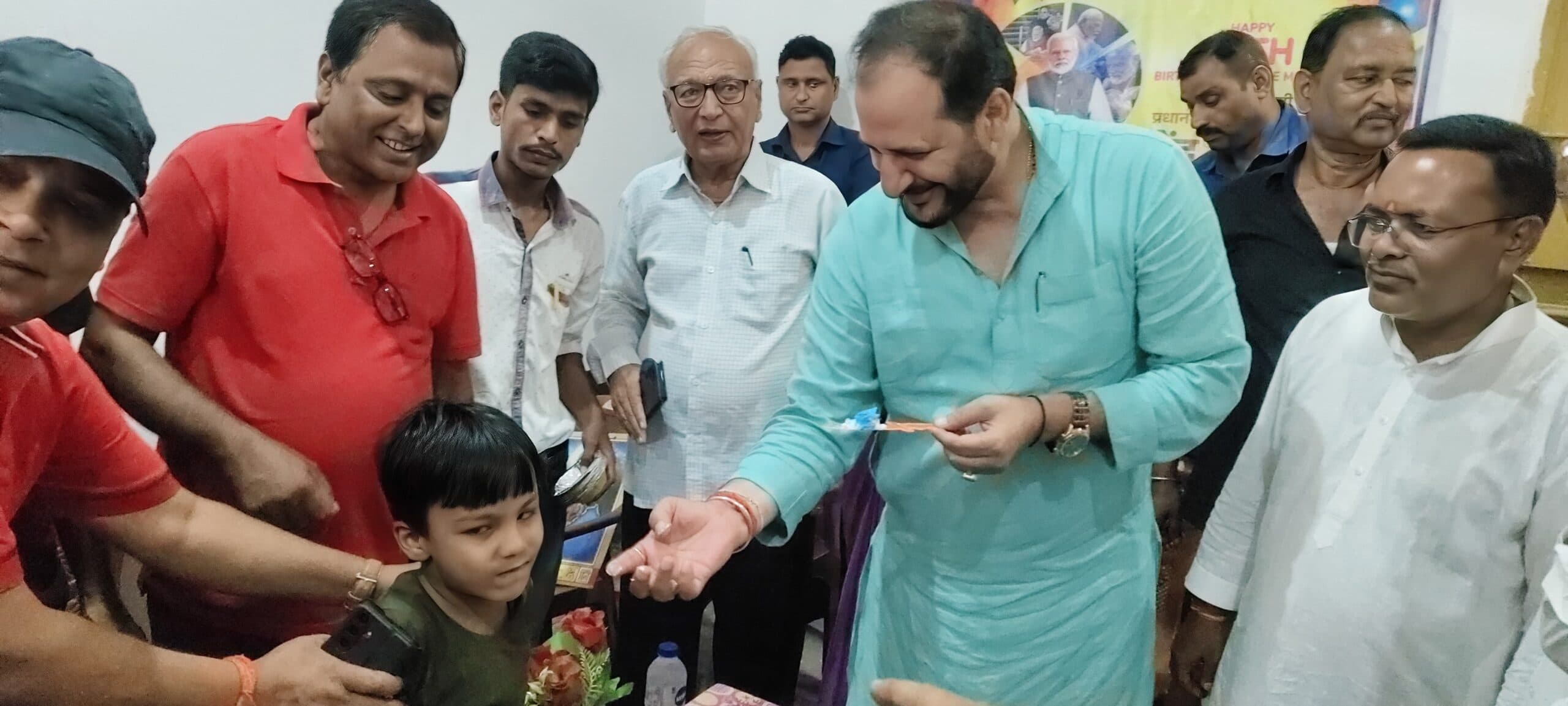 पीएम मोदी का मनाया गया जन्मदिन, मंत्री ने केक काट अच्छे स्वास्थ्य व दीर्घायु होने की कामना