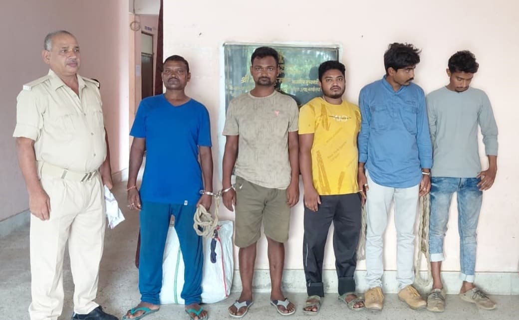 महिला समेत तीन तस्कर व तीन शराबी गिरफ्तार