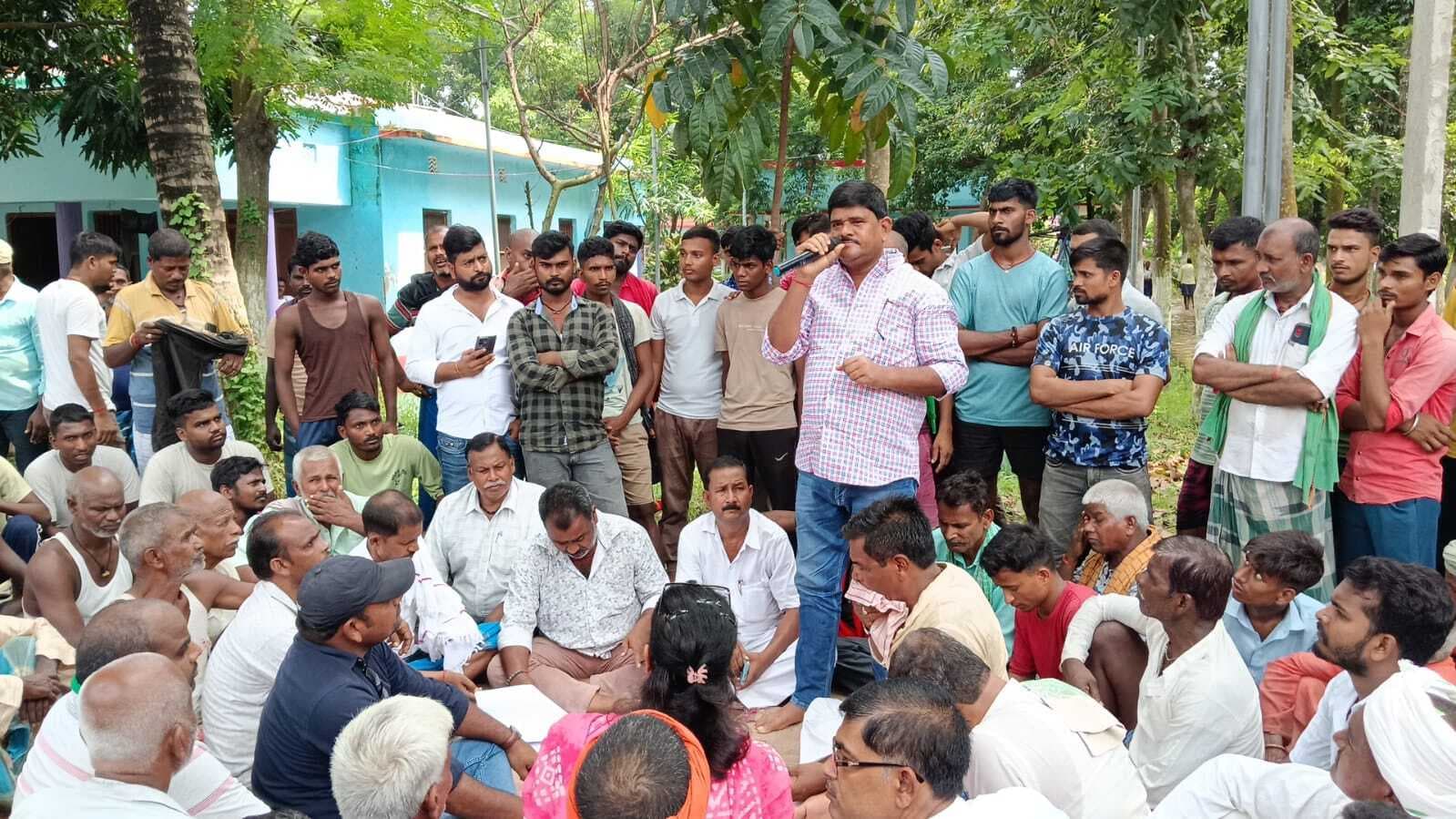 कटाव निरोधी मांग को लेकर तीनघरिया में किया प्रदर्शन