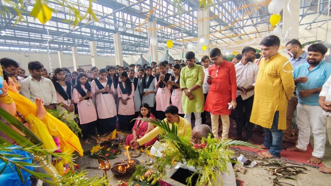 राजकीय पॉलिटेक्निक कॉलेज में प्रतिमा स्थापित कर की गयी पूजा