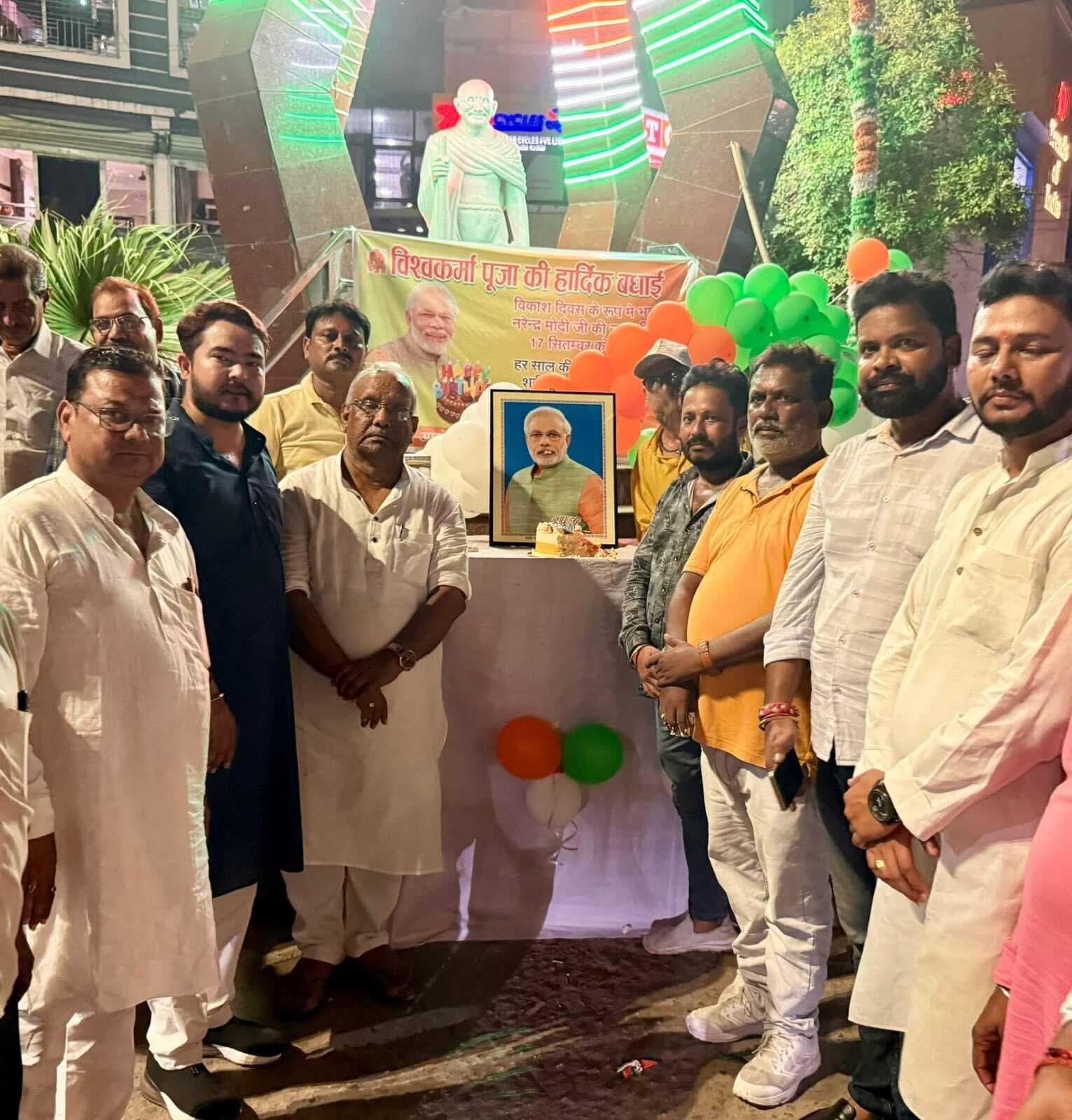 शहीद चौक पर केक काटकर भाजपा ने मनाया पीएम का जन्मदिन