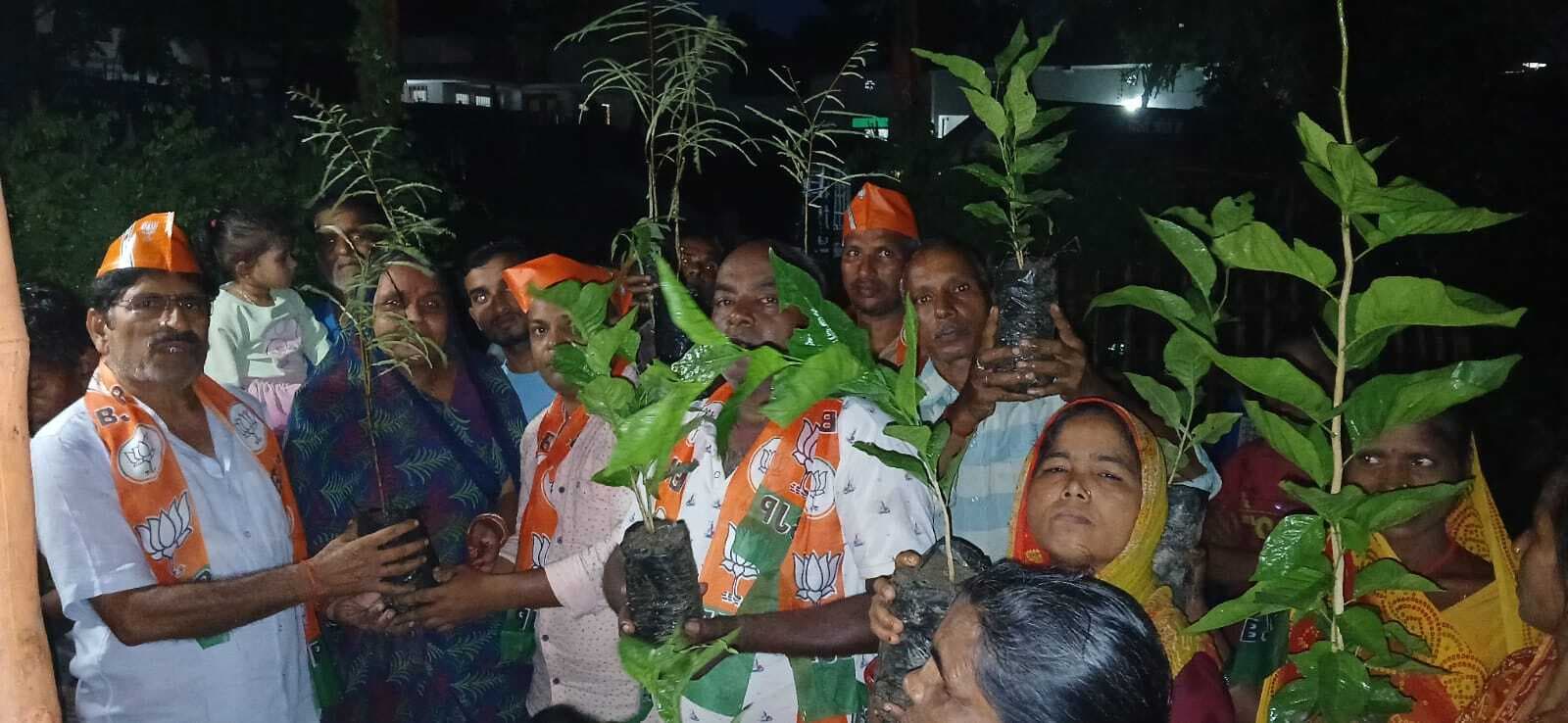 पीएम के 75वें जन्मदिवस पर बांटे गये 75 औषधीय पौधे