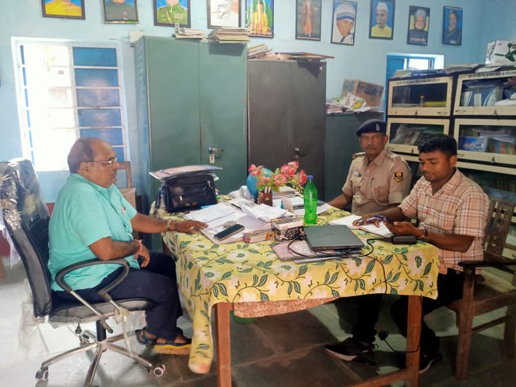 सेक्टर पदाधिकारी ने मतदान केंद्रो का किया निरीक्षण