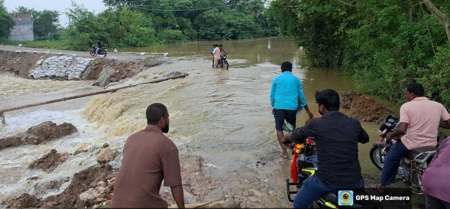 मूसलाधार बारिश से डंगरी नदी में उफान, डायवर्सन डूबने से लोगों की बढ़ी मुश्किलें