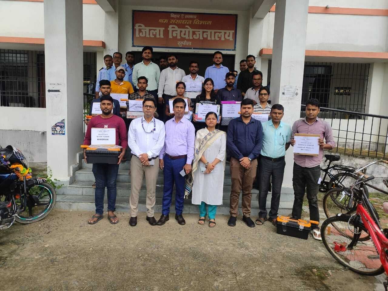 12 अभ्यर्थियों को स्वरोजगार को ले मिला आवश्यक टूल किट