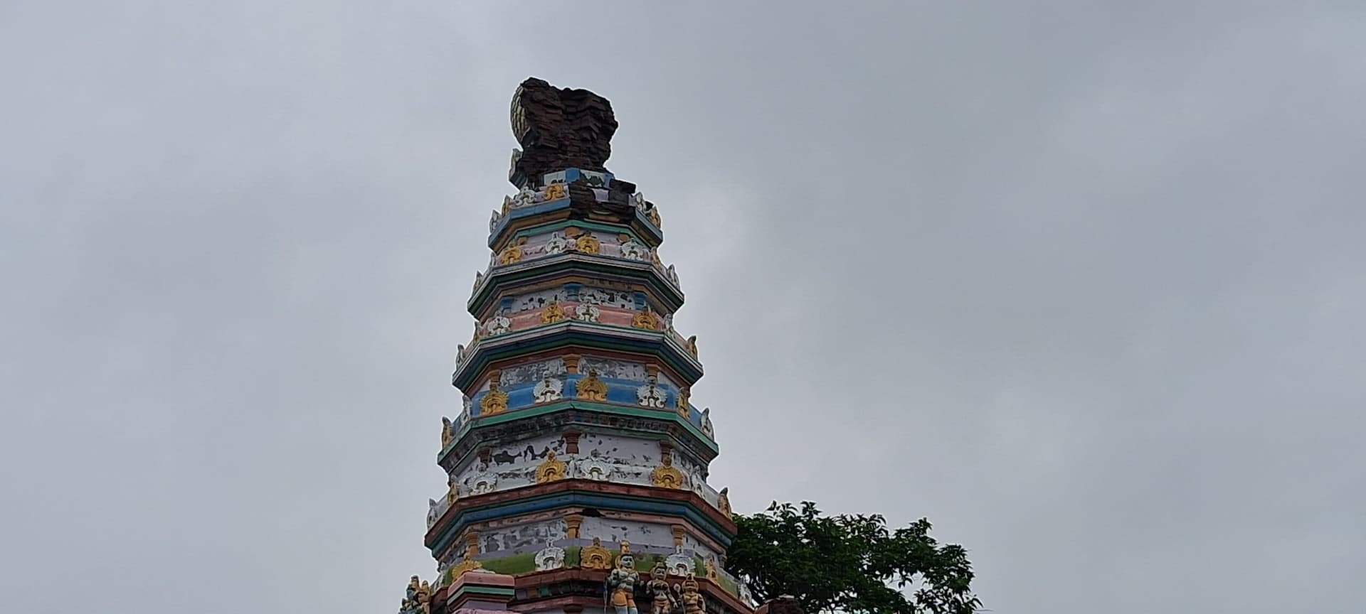 ठनका गिरने से बाबा गंगेश्वर नाथ महादेव मंदिर का गुबंद क्षतिग्रस्त