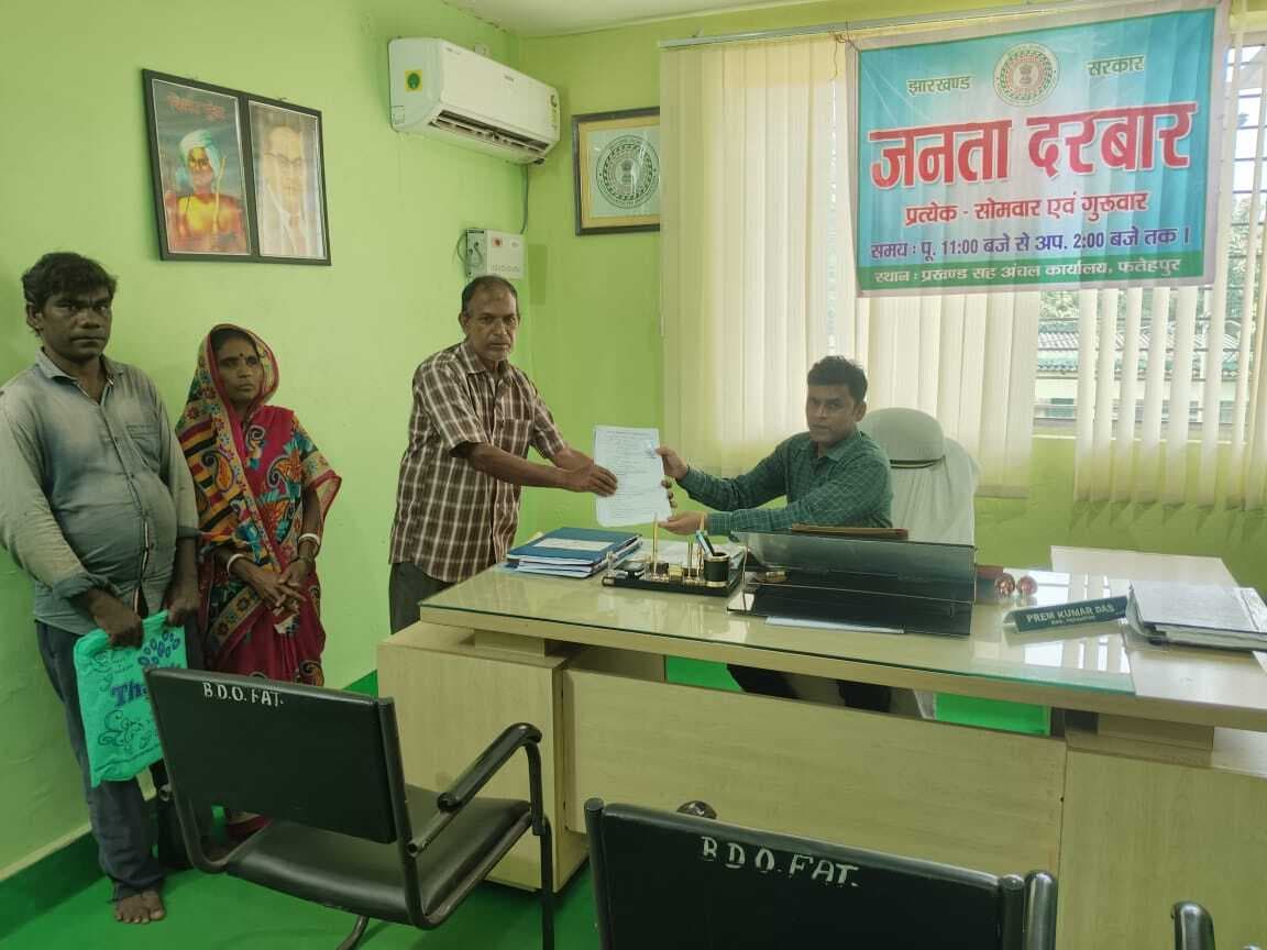 बीडीओ ने जनता दरबार में सुनी लोगों की समस्याएं