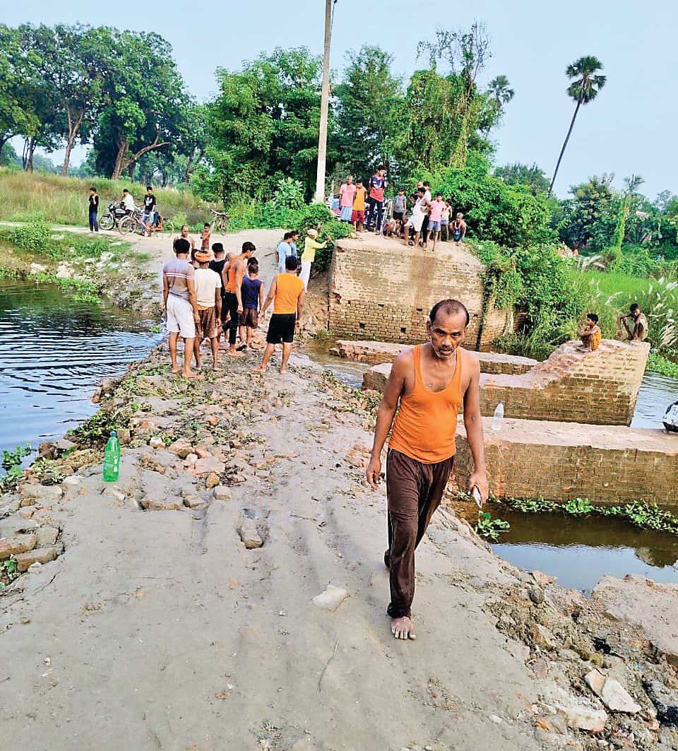 Siwan News : महम्मदपुर में पुल टूटने से चार गांवों का संपर्क टूटा