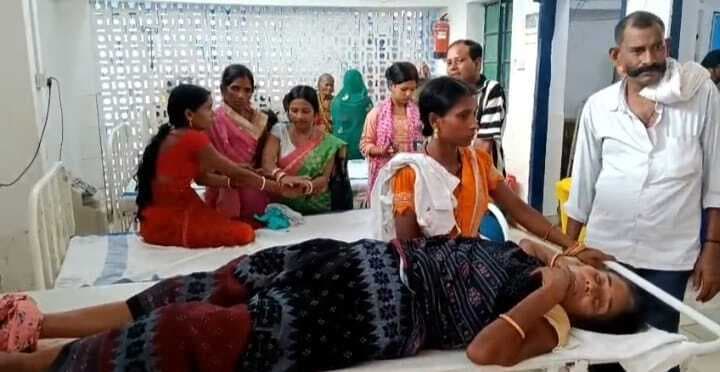 अनियंत्रित स्कार्पियो मंदिर परिसर स्थित चौपाल से टकरायी, नानी व नतनी जख्मी