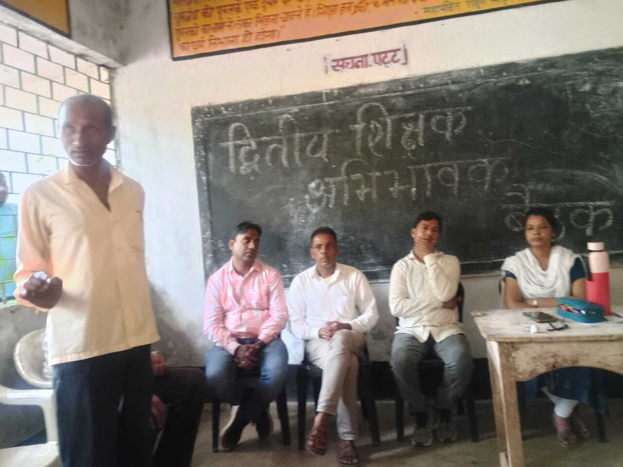 विद्यालय समिति की बैठक में शिक्षिका का मामला छाया रहा