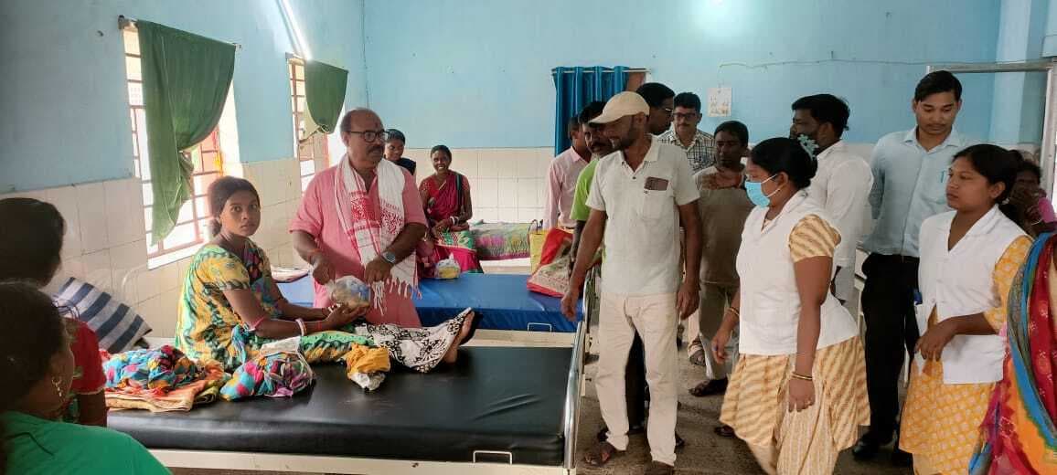 सेवा पखवारा पर मरीजों के बीच फल वितरित