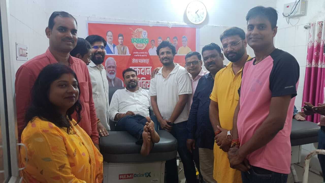 भाजयुमो कार्यकर्ताओं ने पीएम के जन्मदिन पर किया रक्तदान