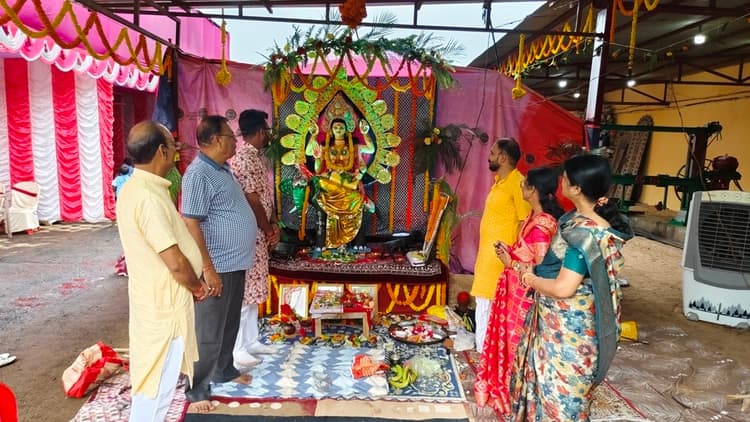 आस्था और उल्लास के साथ की विश्वकर्मा पूजा