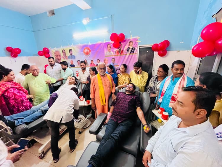 भाजपा युवा मोर्चा ने रक्तदान शिविर लगाकर किया रक्तदान