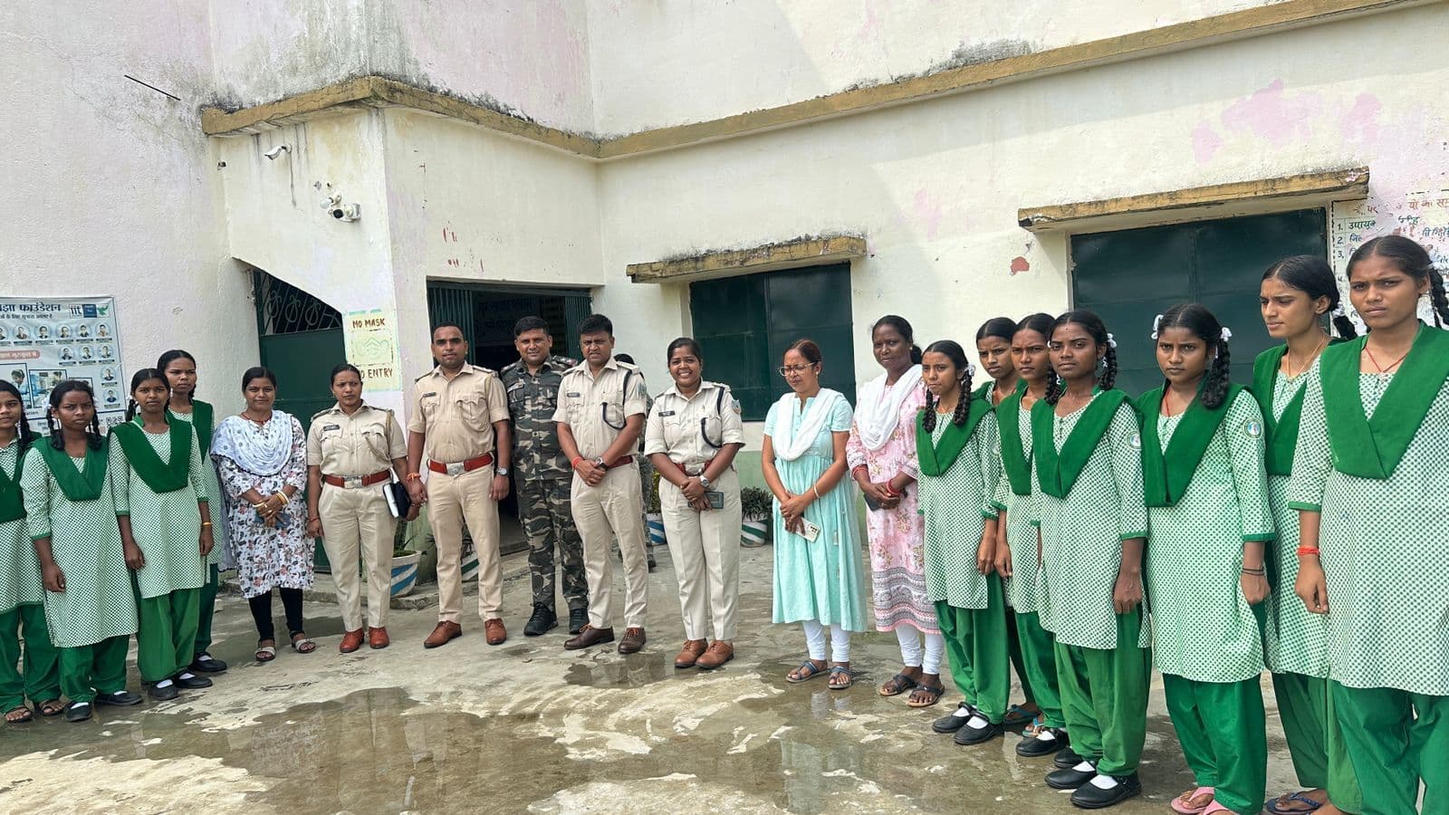 Giridih News :पुलिस अधिकारियों ने छात्राओं को पढ़ाया कानून का पाठ