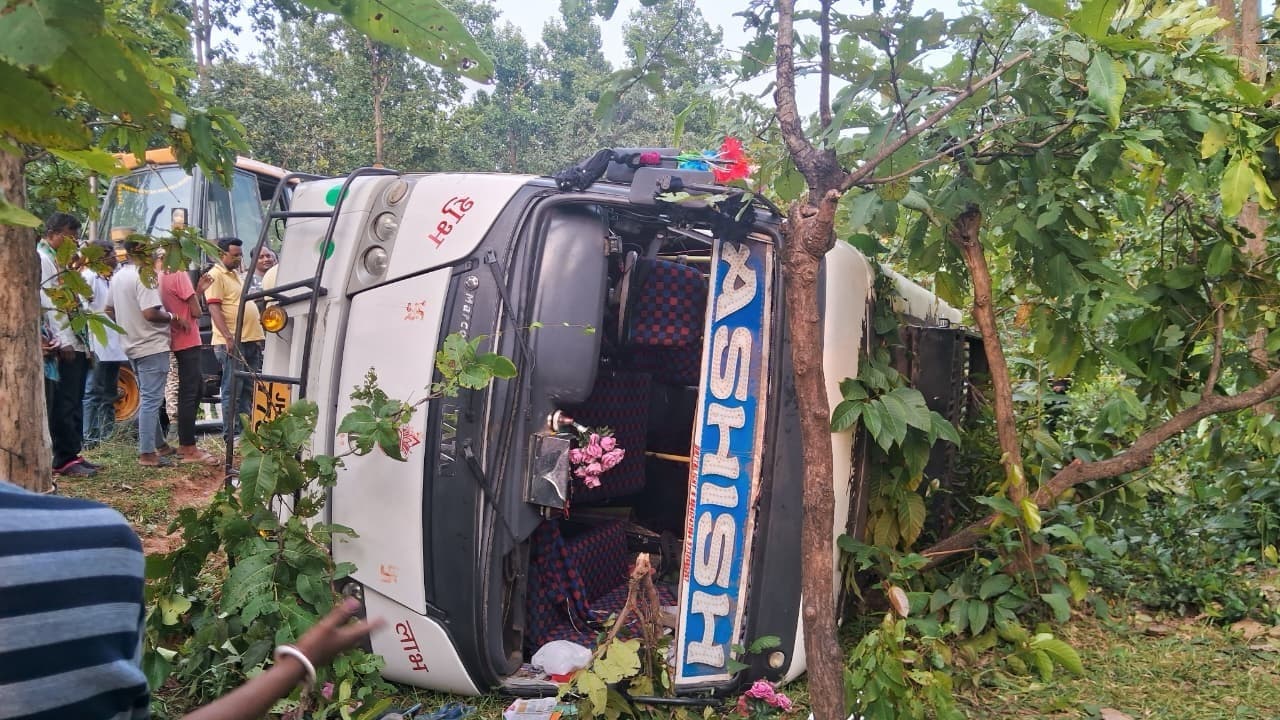 Seraikela Kharsawan News : छात्रा को बचाने में बस रोड किनारे पलटी, 20 यात्री घायल