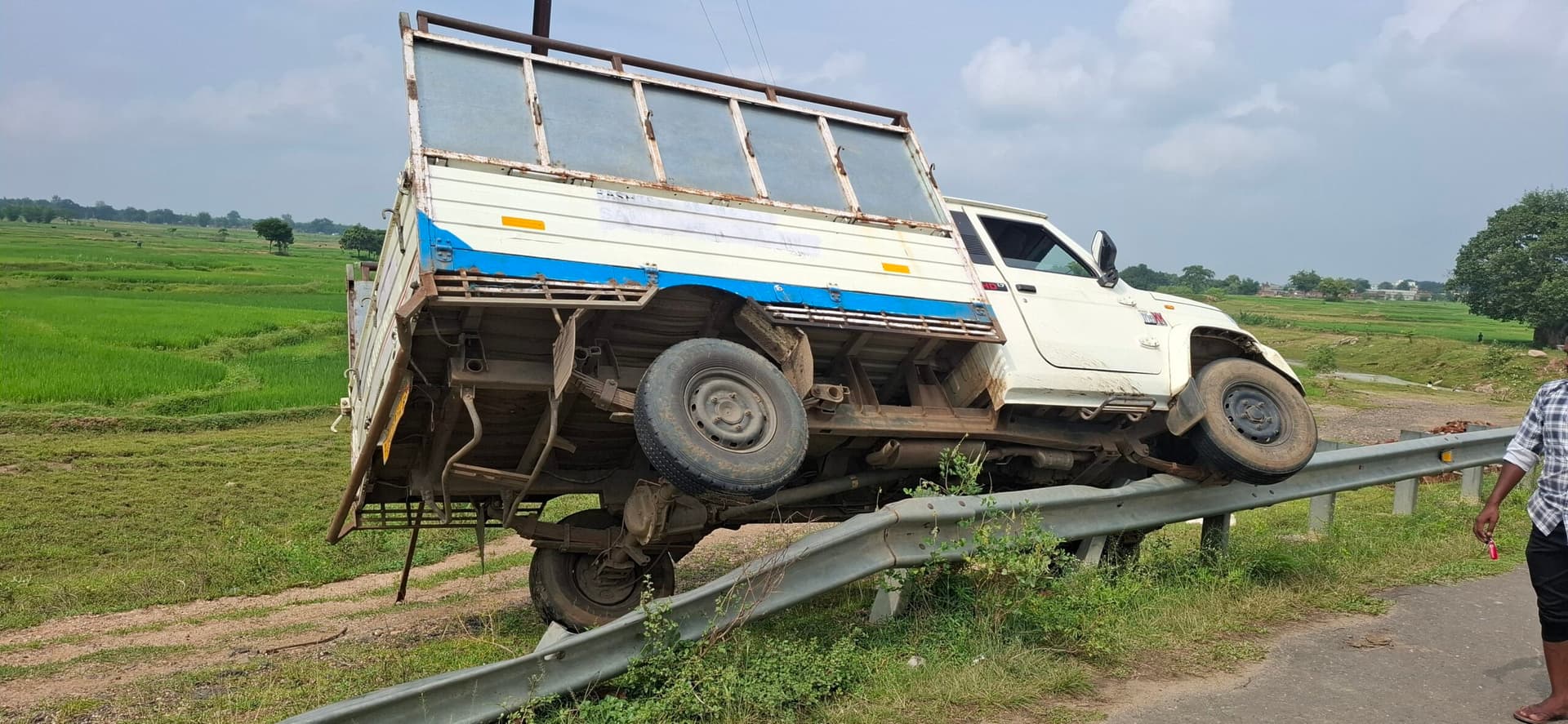 Giridih News :चालक को आयी झपकी, वाहन पुल की रेलिंग पर चढ़ा
