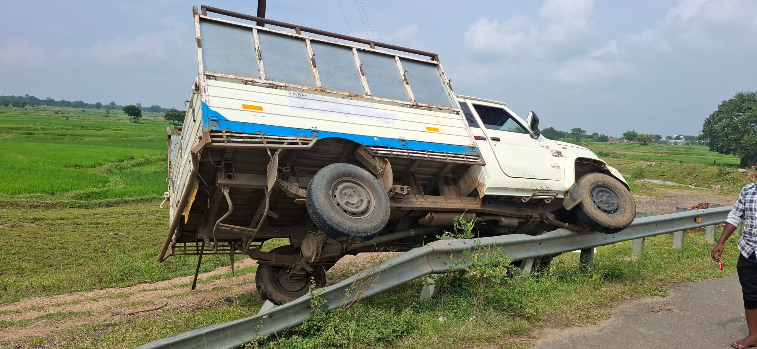 Giridih News :चालक को आयी झपकी, वाहन पुल की रेलिंग पर चढ़ा