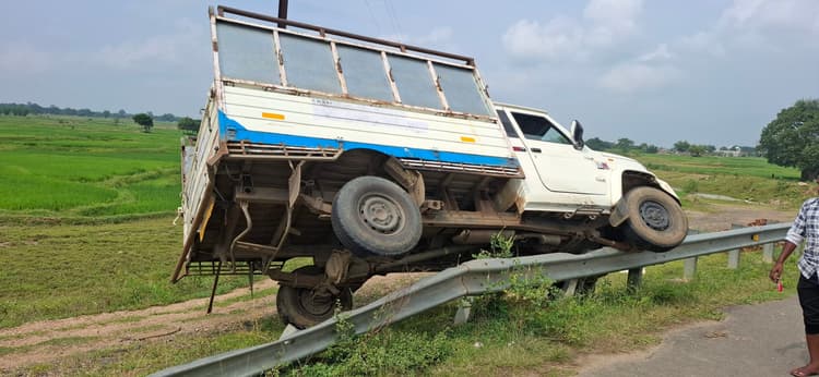 Giridih News :चालक को आयी झपकी, वाहन पुल की रेलिंग पर चढ़ा