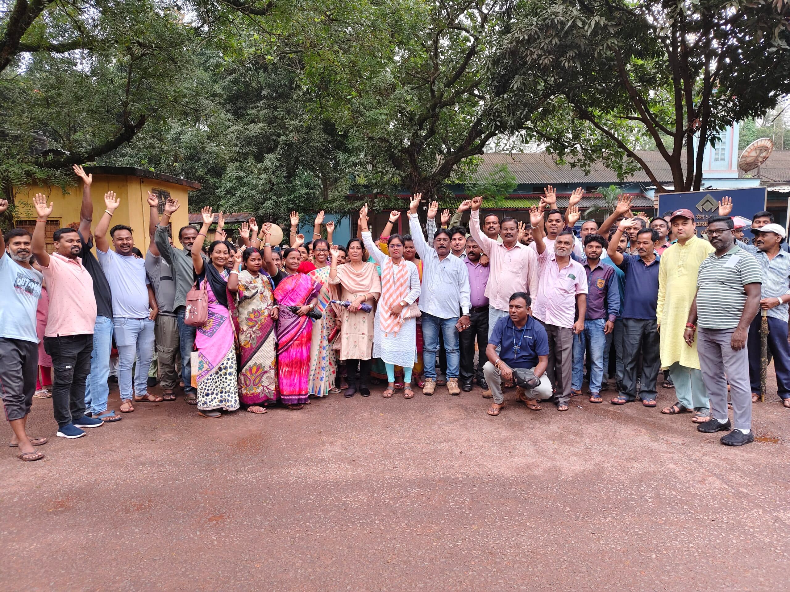 Chaibasa News : गुवा में सेल के सफाई कर्मी आज से बेमियादी हड़ताल पर