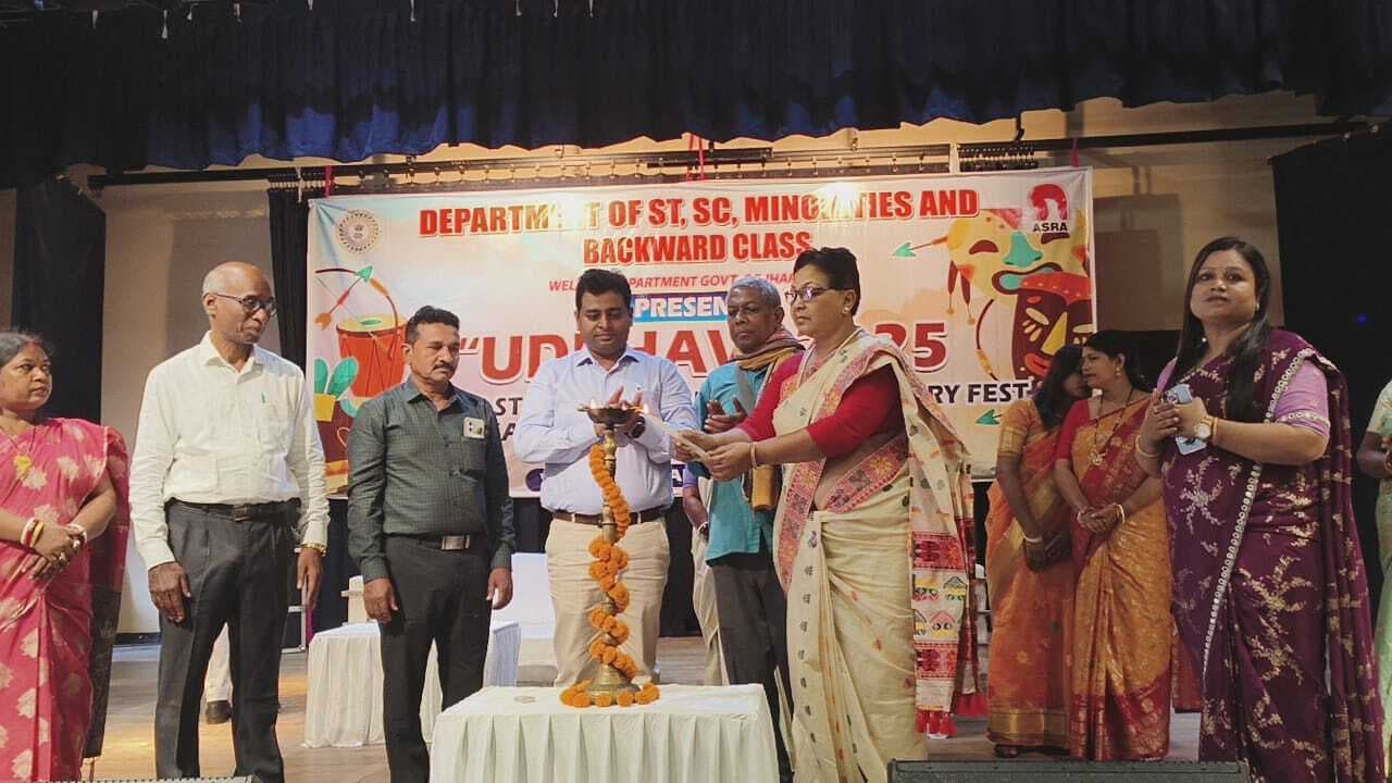 Chaibasa News : किताब से बढ़कर कोई अच्छा मित्र नहीं : डीसी