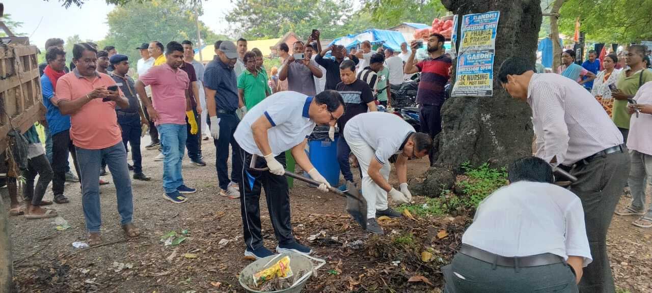 Chaibasa News :अपनी कॉलोनियों में घर-घर कचरा का उठाव करेगी रेलवे : डीआरएम