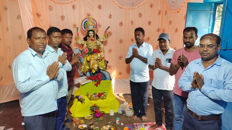 Giridih News :श्रद्धा भाव से पूजे गये शिल्पदेव भगवान विश्वकर्मा