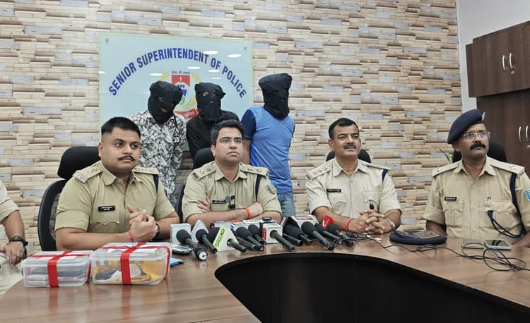 Jamshedpur News : सोनारी के वर्धमान ज्वेलर्स में लूट के बाद रामगढ़ के आभूषण दुकान में भी गिरोह ने लूटकांड को दिया था अंजाम