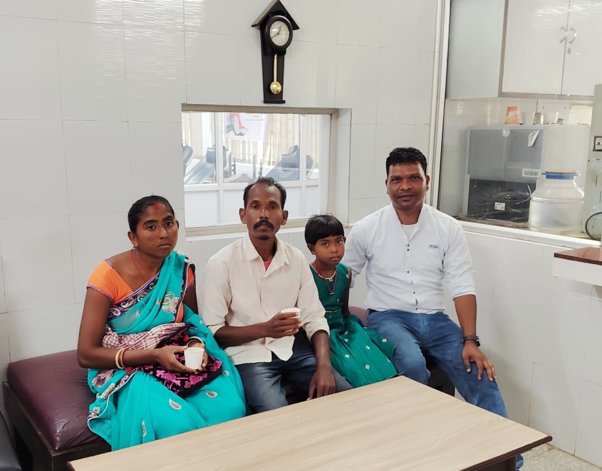 Jamshedpur News : निशा कंसारी के लिए फरिश्ता बने ट्राइबल ब्लड मैन राजेश मार्डी