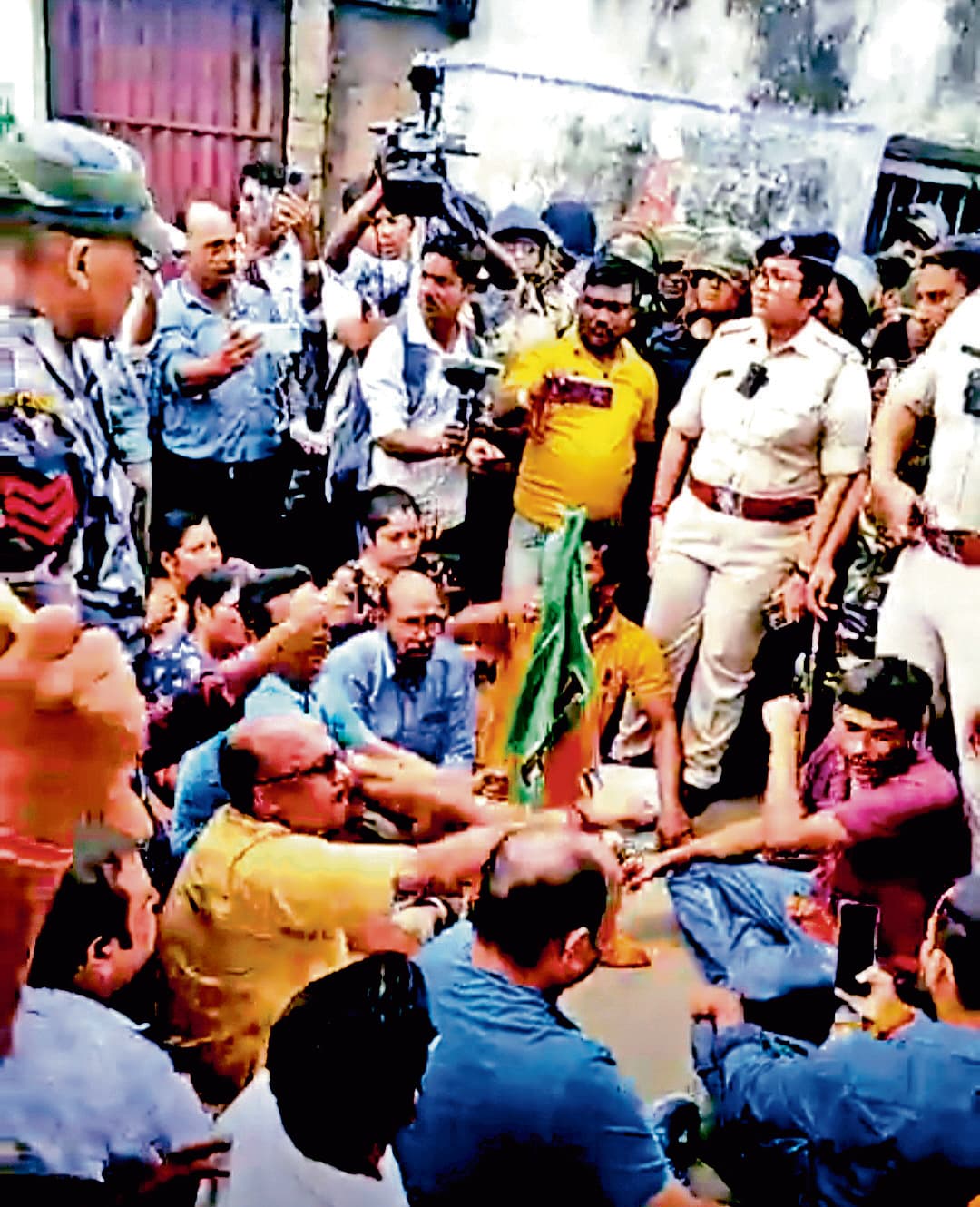 बीरभूम में आदिवासी छात्रा की हत्या पर बवाल, स्कूल के प्रधान शिक्षक को पीटा