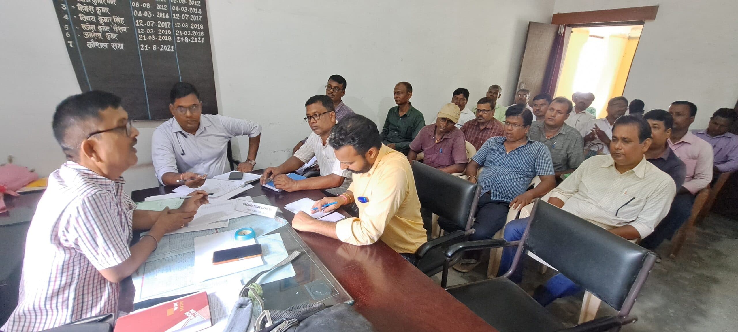 नवपदस्थापित पीओ ने मनरेगा कर्मियों के साथ की समीक्षा बैठक, मजदूरी भुगतान पर हुई चर्चा