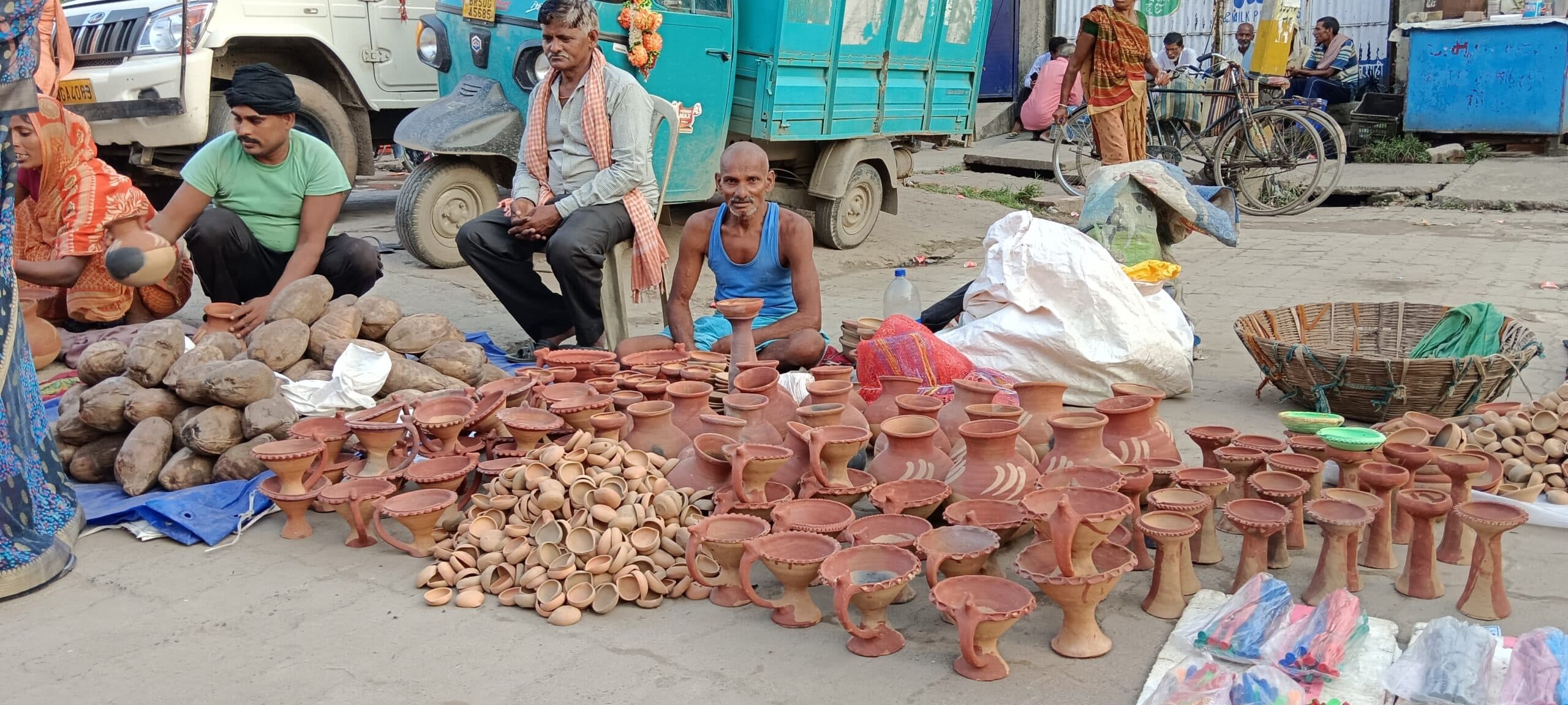 दुर्गा पूजा को लेकर बाजारों में बढ़ी चहल-पहल