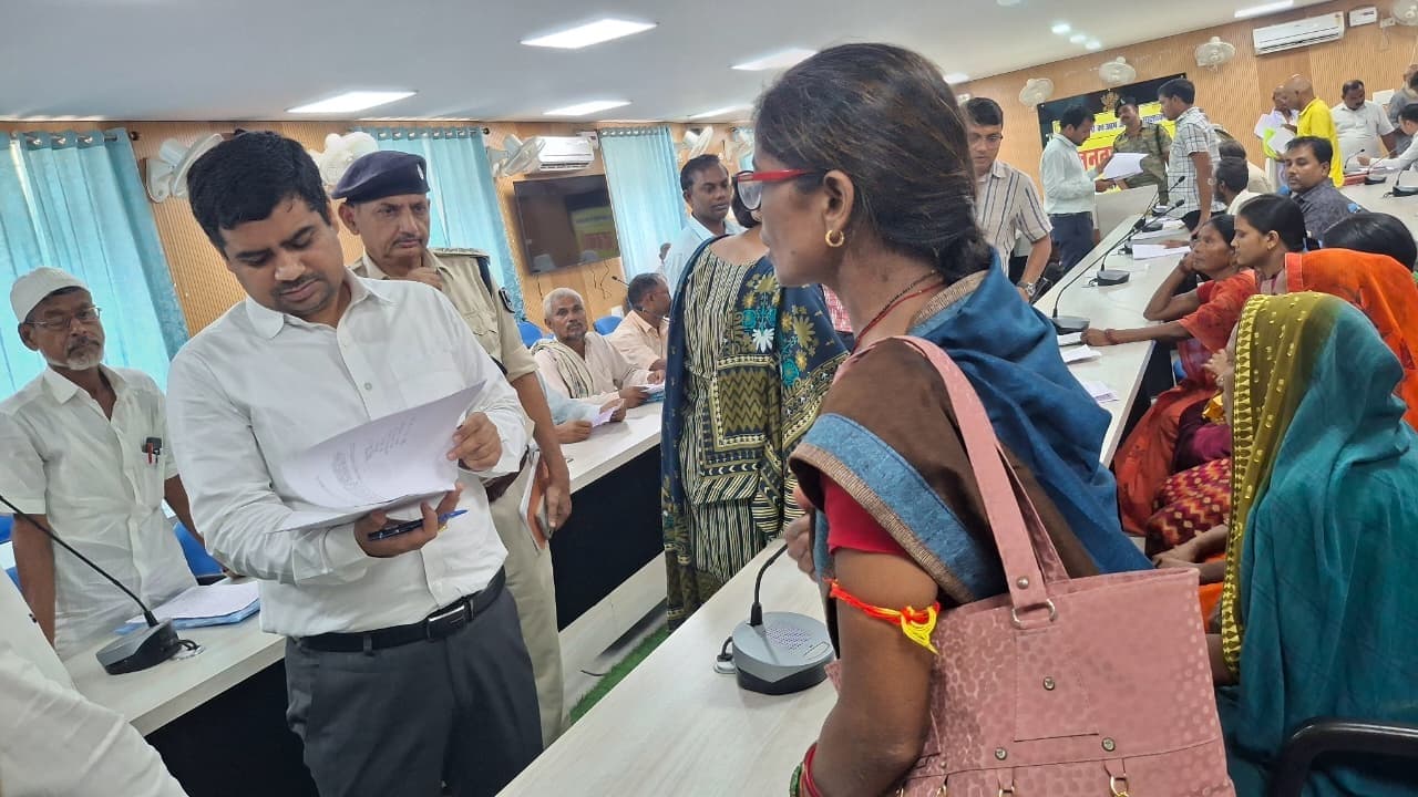 डीएम ने जिला जनता दरबार में सुनी 52 फरियादें, अधिकारियों को त्वरित कार्रवाई का दिया निर्देश