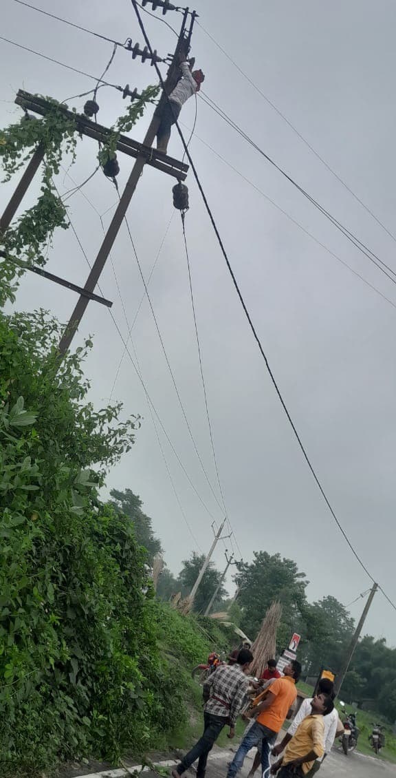 वज्रपात से भवानीपुर में बिजली व मोबाइल सेवा ठप